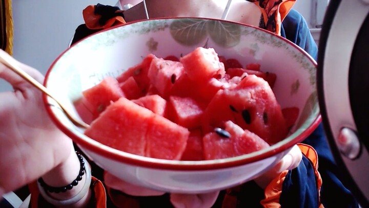 [Autumn Water Falls Asleep Fast] Summer’s all about eating watermelon! Rub the fabric~