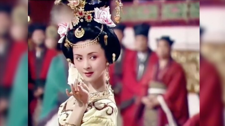 على الأقل يجب أن ترقص بهذه الطريقة لتجعل الإمبراطور مفتونًا ولا يعود إلى الجلوس الصباحي أبدًا!