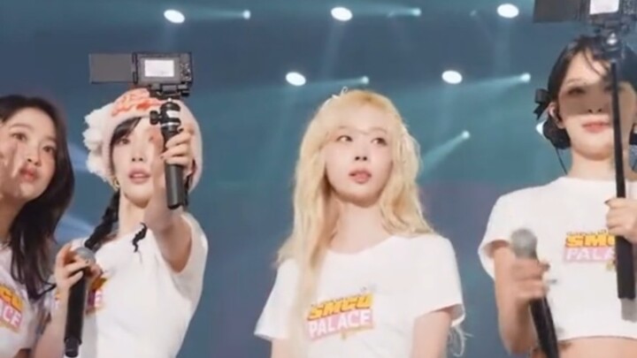 Xiao Dong, caught between two seniors and not knowing where to look