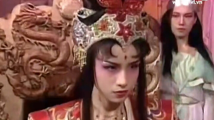 This makeup... so Yue Opera! As expected, no matter how the makeup artist works on her, Sister alway