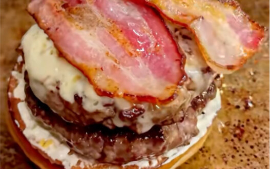 Bánh hamburger bò Wagyu lông đen!!