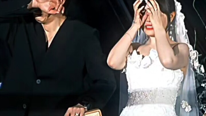 الشخص الذي يحبك يذرف الدموع قبلك