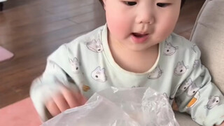 أتساءل بصوت خافت، هل هناك شخص آخر يستطيع فتح حبّة دوريان بيديه العاريتين؟