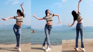 「舞蹈生」在海边跳傣族/伴着海风太享受了