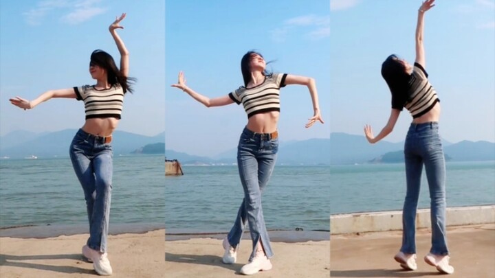 "Dancing students" dancing the Dai dance on the beach / It's so enjoyable with the sea breeze