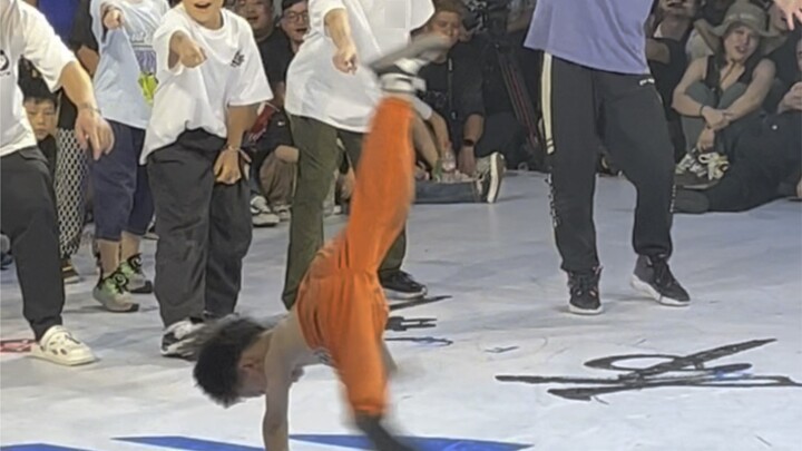 The kindergarten street dancer’s first move at the beginning was so good that his dancing skills wer