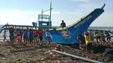 How Filipino fishermen push a big boat together