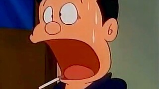 爸爸：大雄，你穿着哦的裙子去学校了？