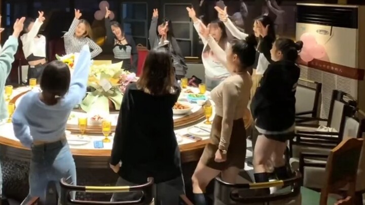 ความรู้สึกของนักเต้นก่อนงานเลี้ยงอาหารค่ำ "หนึ่งปี หนึ่งของขวัญ หนึ่งนิ้วแห่งความสุข" สุขสันต์วันเกิ