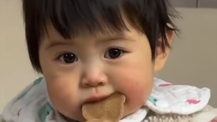 น่ารักมาก! ภรรยาของ KnowKnow โพสต์คลิปลูกสาวกำลังกินลูกอม!