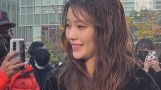 Gặp tình cờ em gái Thẩm Tiểu Đình đeo kẹp tóc + mẹ Mộc Tứ Đại tỷ