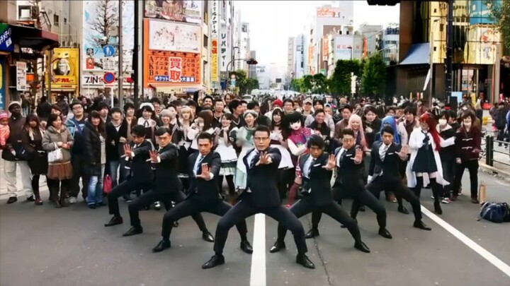 When I heard the song "Butterfly", the dogs on the street wanted to show off their dancing skills.