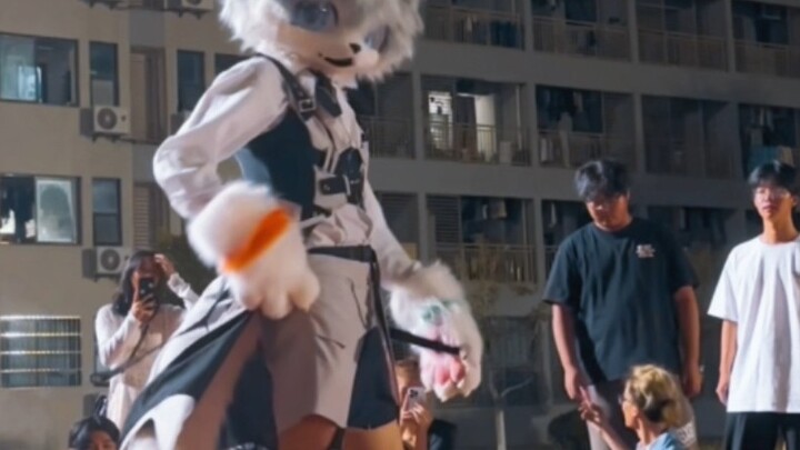 Nó cũng là một chiếc túi dễ thấy ở trường.