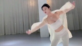 仙人执笔画颜，又折白玉为骨。