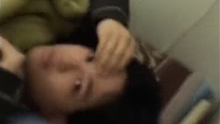 صديق مريض مستلقي في عيادة المدرسة، وطالب ثانوي ياباني يخشى أن يفعل صديقه أمورًا غير لائقة في العيادة