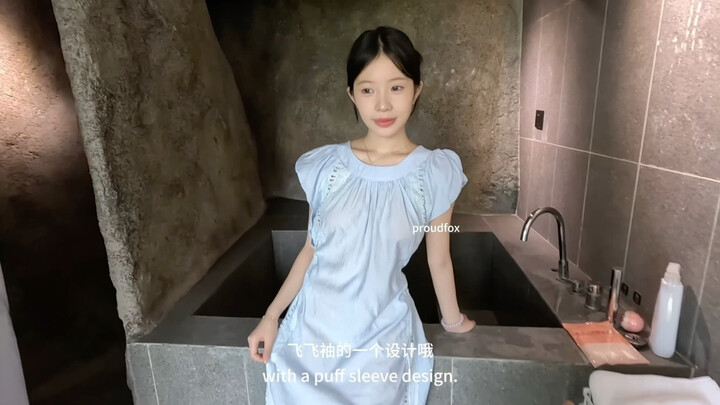 Bé Bé dễ thương hôm nay mang đến cho mọi người một chiếc váy do proudfox thiết kế!