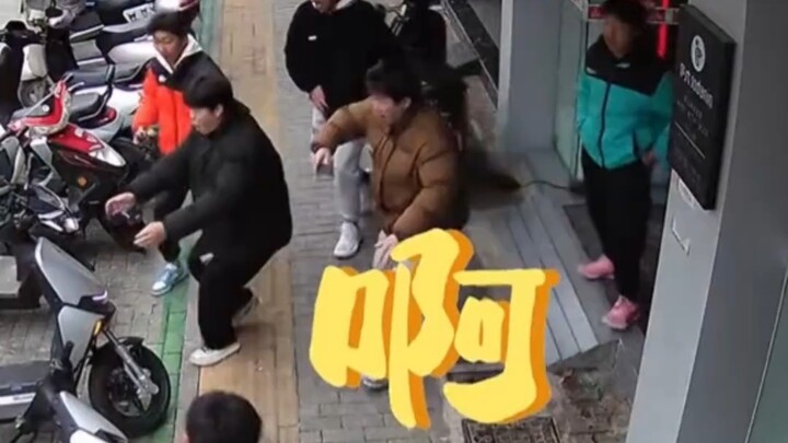 جذب الجرو للدراجة الكهربائية أثار تأثيرًا متسلسلًا، فتحول البطل من كلب واحد إلى مجموعة من الأشخاص في