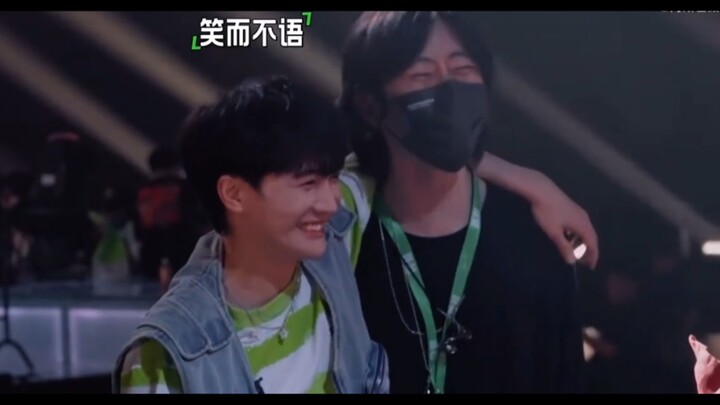 Châu Thâm nói với Hoang Tỉnh Thập Nhất: Tôi đi ăn hamburger với anh nè 🍔 Á á còn khoác vai nữa chứ!