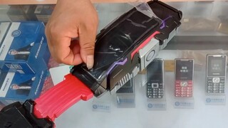 Hãy đến một cửa hàng điện thoại di động và dán phim lên thắt lưng của người quản lý.