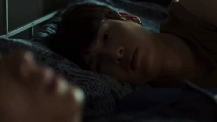 【Not Me】【OffGun】EP 3 cut 4 Holding hands to sleep and this look is a bit ambiguous?