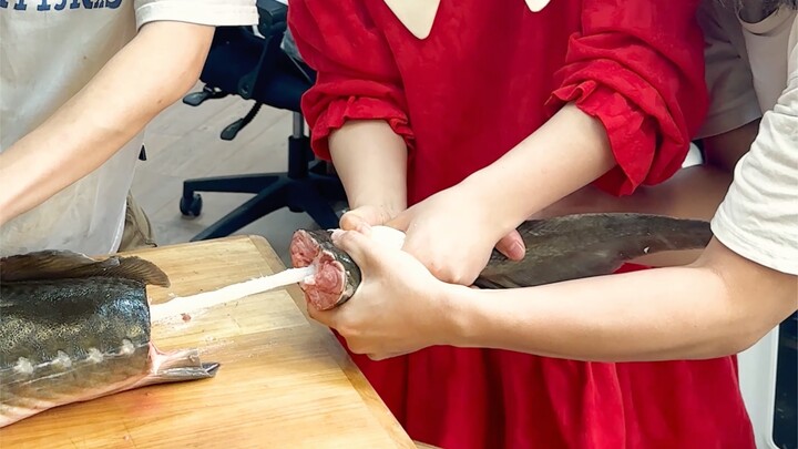 Menguliti urat naga ikan sturgeon seberat 17,5 kg! Makanan karyawan ini benar-benar mengguncang!