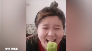 Cô ấy nuốt một quả kiwi, bị chua đến mức phát ra tiếng khỉ kêu,