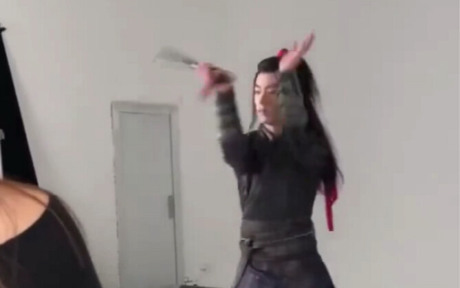 Brother Xiao Zhan in this sword-dancing segment is truly breathtakingly handsome.