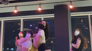 我好想接服装广告啊，那样我是不是就有穿不完的新衣服了