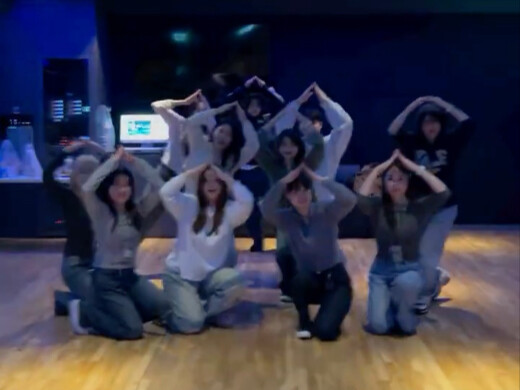 JYPE doctors also took on Blue Valentine✨ and congratulated NMIXX on winning first place!!!🥇