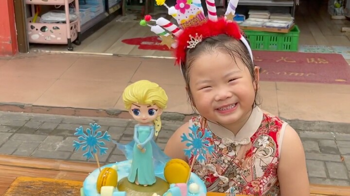 Khi nói với các bạn nhỏ rằng công chúa Elsa đã gửi quà sinh nhật cho bé