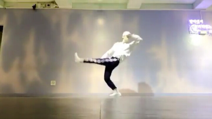 [AB6IX Jeon Woong] How good is his dancing as the main vocalist? High-energy dance footage from one 