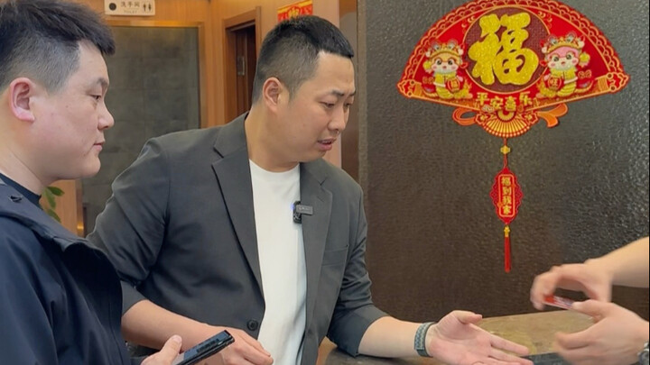 Lão Tứ ép họ hàng dùng đạo đức để ép buộc sắp xếp công việc cho em trai.