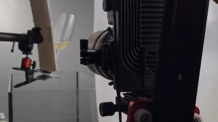 Hóa ra quảng cáo đồ uống đẹp lung linh như vậy lại được quay như thế này à