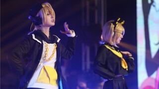 Cặp song sinh cấp dưới và cấp trên khiêu vũ với phần thưởng là thành tích của ông chủ lớn