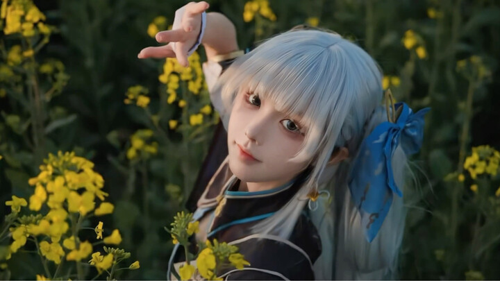 Xixi smiles happily in the rapeseed flower field