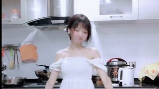 [Little Hamster] Barefoot dancing and singing in the kitchen, swearing by hooking fingers