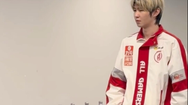 Sorotan latihan tarian sapuan kaki Yino