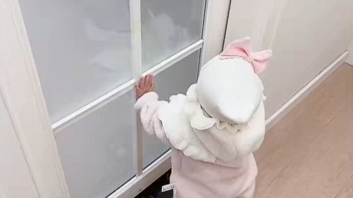 Sinh cho chồng một cô con gái siêu quấn bố! Bố làm gì cũng đòi theo, còn nhất quyết đòi đi làm cùng 