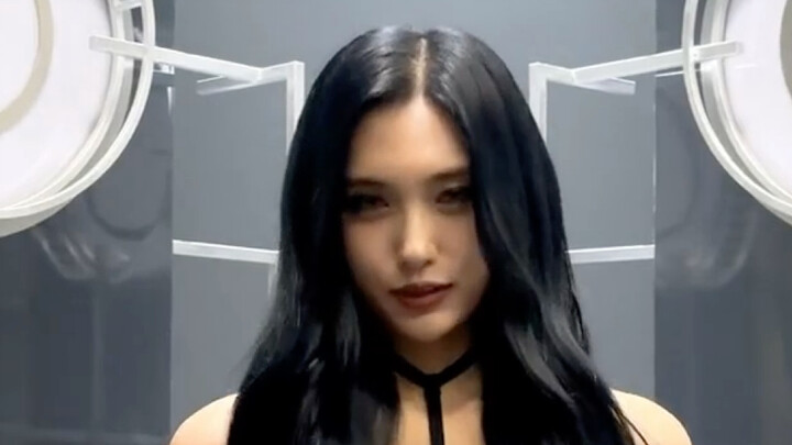 【EVERGLOW】جميع الأعضاء رائعون! تحدي فردي للأغنية الجديدة «SLAY»! كيف لجميعهن أن تكون أجسامهن رائعة ه