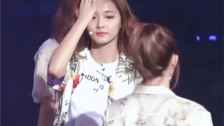 Ahhhh, Ziyu, you really know how to flirt with the backup dancers! Please stop spreading your charm 