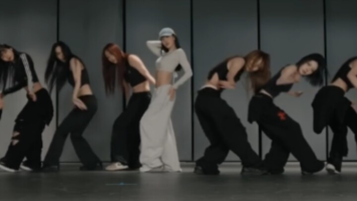 So crisp and confident—Ning’s dancing is amazing! aespa’s “LEMONADE” practice room: Ning Yizhuo’s se