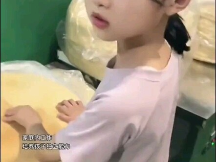 คุณพ่อจ่ายเงินเดือนงานช่วงปิดเทอมให้ลูกสาว โดยหัก 40 บาทเพราะมาสาย 4 ครั้ง แถมยังได้เบี้ยเลี้ยงค่าคว