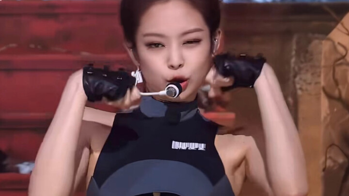 من المؤسف حقًا أن جيني لم تُصوّر لقطات فردية مباشرة لهذه العروض الغنائية، خاصة العرض الأول!!!