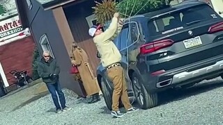 这个运圣诞树的人，不太聪明的样子