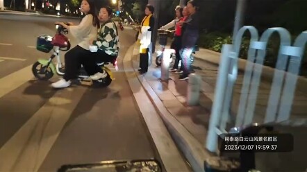 你吼什么吼！人家只是个小姑娘，为啥减速啊你
