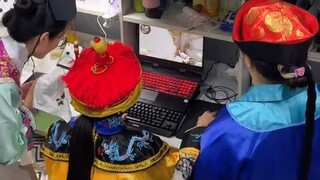 สะดุ้งตื่น แล้วเห็นฮ่องเต้กำลังดวลปืนอยู่