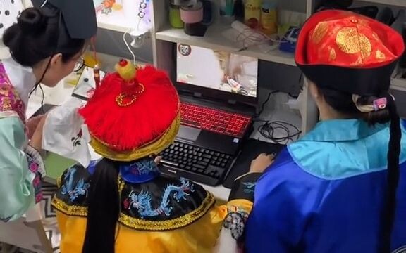 起猛了，看见皇上在对狙