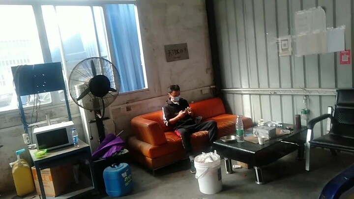 Eighteen Brother's dance moves are truly enchanting—so enchanting that I feel like beating him up.