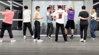 อุบัติเหตุทางรถยนต์ 9 ใน 10 ครั้งเป็นเรื่องฮาๆ เด็กผู้ชายทุกคนเปิดไมโครโฟนครึ่งหนึ่งเพื่อเต้นตามจังห