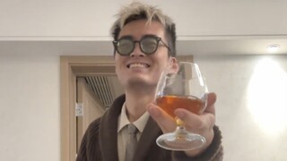 Gaya berpakaian Kak E membuatku mendapat banyak pujian di sekolah menengah kejuruan